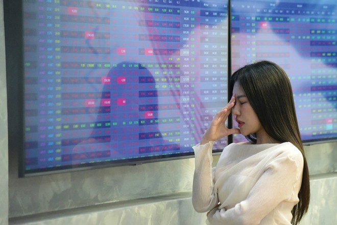 Thị trường phân hóa, dòng tiền thận trọng đẩy VN-Index lùi nhẹ