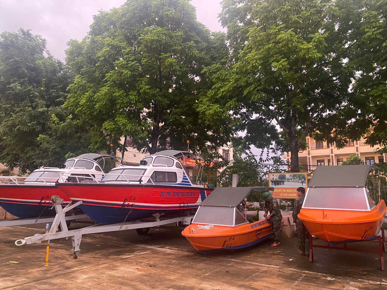 Nhiều xuồng, bè... được xuất cấp kịp thời đến các tỉnh bị ngập, lụt.
