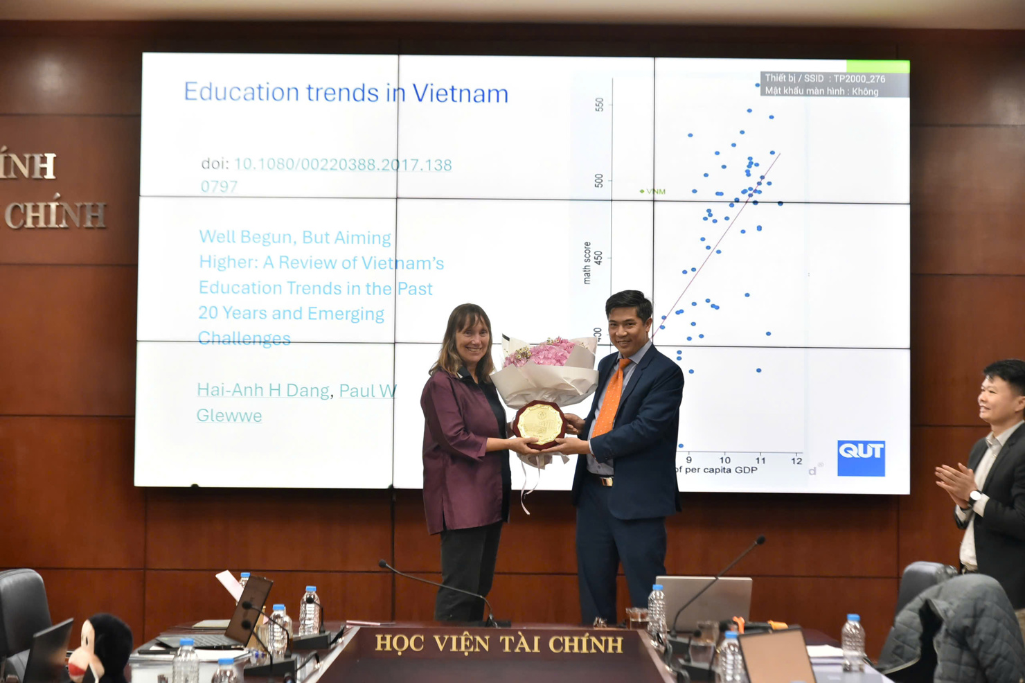 PGS. TS. Nguyễn Đào Tùng chúc mừng Giáo sư Kerrie Mengersen tới giảng dạytại Học viện Tài chính.