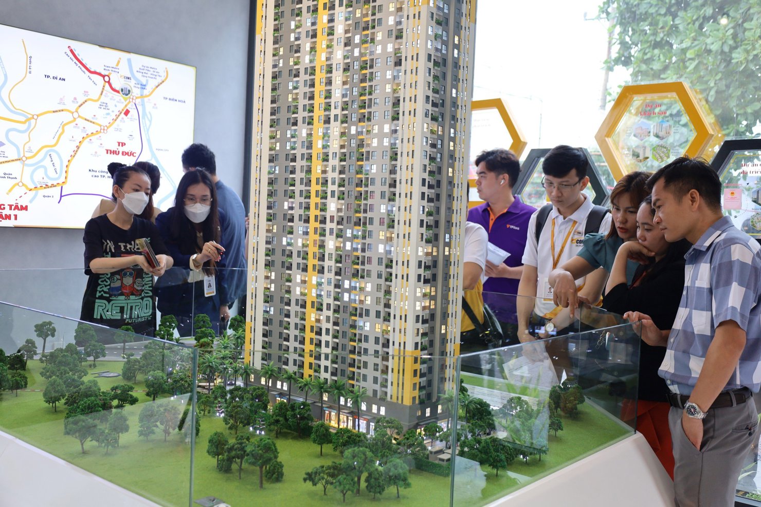 Khách hàng tham quan nhà mẫu một dự án tại Bình Dưỡng cũ. Ảnh: DN cung cấp