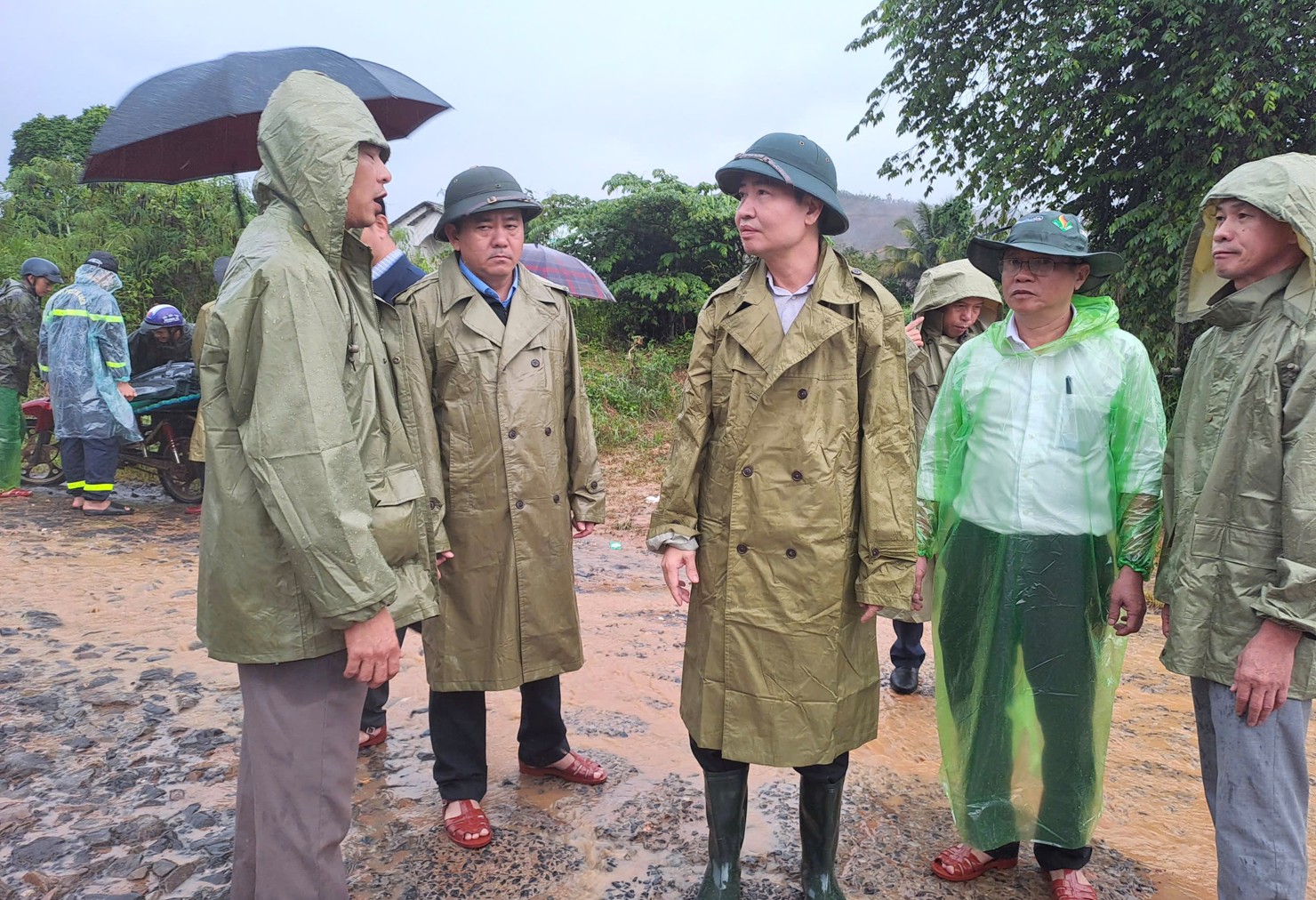 Chủ tịch UBND tỉnh Đắk Lắk Tạ Anh Tuấn (đứng giữa) chỉ đạo tại một điểm ngập. Ảnh: VP