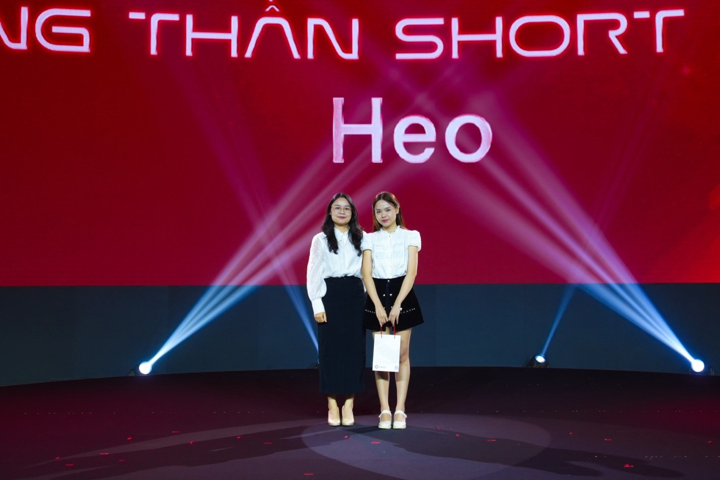 Bà Nguyễn Ngọc Linh -Tổng Giám đốc DNSE (trái) trao giải cho nhà đầu tư thắng Giải Esport phái sinh