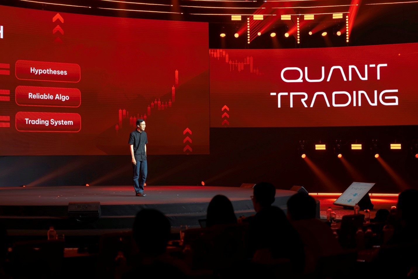 Ông Võ Duy Anh, Nhà sáng lập -Tổng giám đốc AlgoTrade trình bày tham luận về dữ liệu và giao dịch định lượng