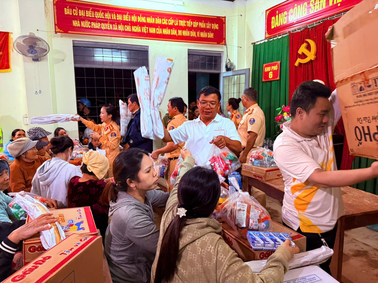 Doanh nghiệp phối hợp cùng lực lượng chức năng địa phương tại Gia Lai, đã trực tiếp chuyển từng phần quà đến tay người dân tại các khu vực tâm lũ.