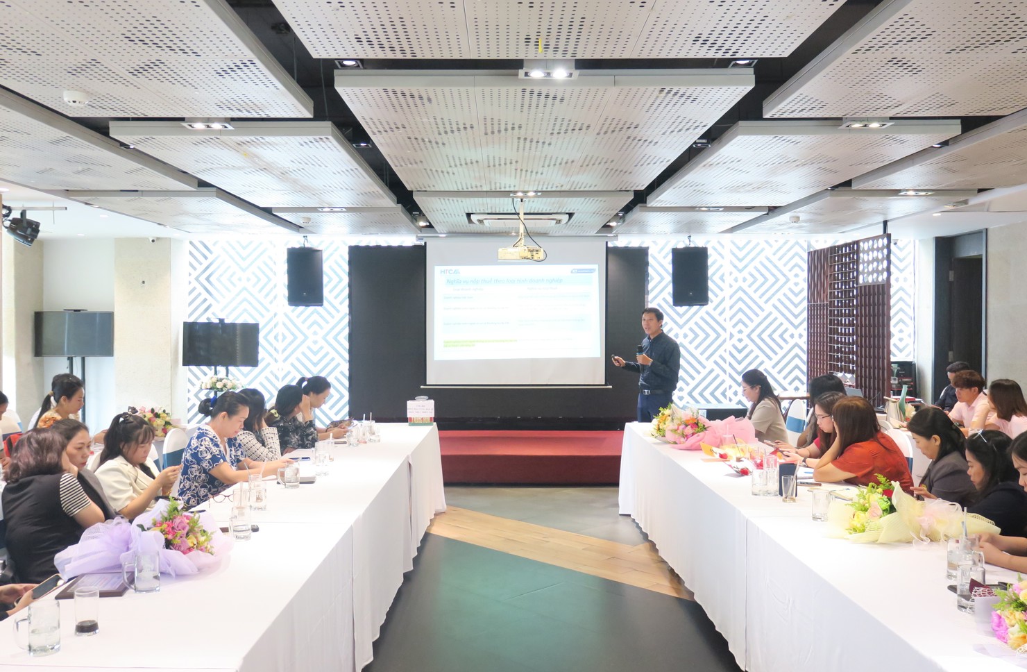 Ông Lê Văn Sơn - Trưởng Ban đào tạo HTCA giới thiệu tại buổi sinh hoạt chuyên đề. Ảnh: Đức Mỹ