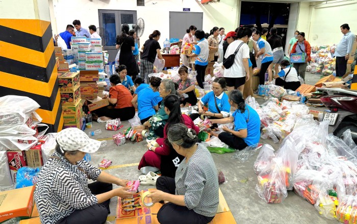 TP. Hồ Chí Minh vận chuyển gấp 15 tấn nhu yếu phẩm ra miền Trung