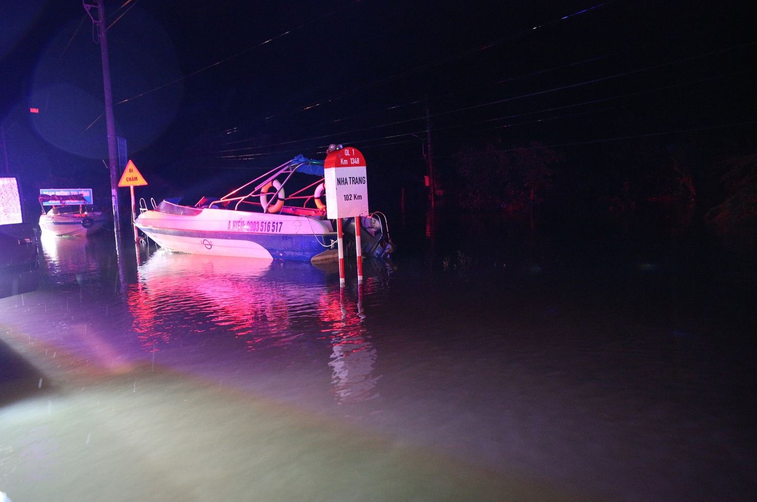 Dù trời mưa không to, song vẫn còn rất nhiều điểm, khu dân cư dọc theo tuyến quốc lộ 1A và nhiều đoạn đường liên tỉnh trên địa bàn tỉnh Đắk Lắk bị ngập sâu trong nước. Ảnh: VGP/Nguyễn Hoàng