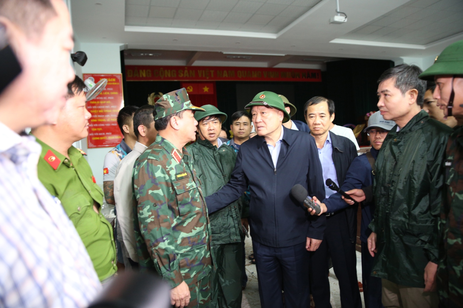 Phó Thủ tướng Thường trực Chính phủ Nguyễn Hòa Bình thăm hỏi, động viên các lực lượng chức năng đang ứng trực, triển khai nhiệm vụ chống lũ. Ảnh: VGP/Nguyễn Hoàng