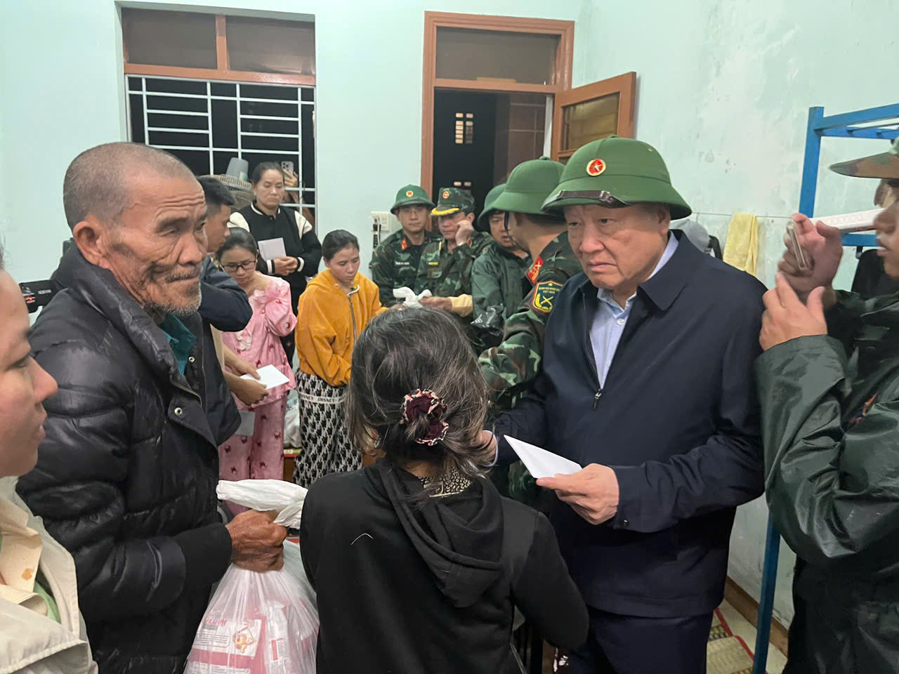 Phó Thủ tướng Thường trực Chính phủ Nguyễn Hòa Bình thăm hỏi, động viên, tặng quà người dân bị ảnh hưởng. Ảnh: VGP/Nguyễn Hoàng