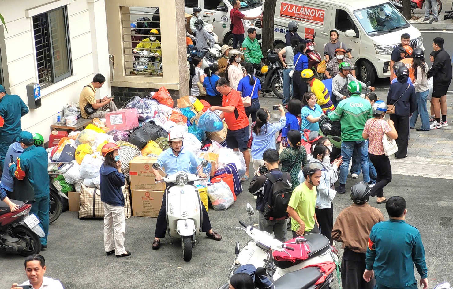 Sáng 22/11, người dân tấp nập đổ về Ủy ban Mặt trận Tổ quốc Việt Nam TP. Hồ Chí Minh để ủng hộ đồng bào. Ảnh: PT