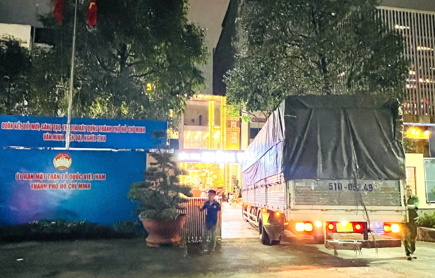 Những chuyến xe xuất phát trong đêm 21/11 ra miền Trung. Ảnh: PT