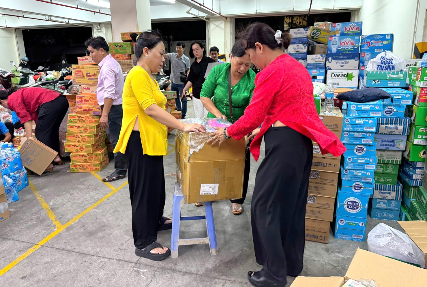 Mì tôm, nước uống và các nhu yếu phẩm cần thiết đang được đóng gói gửi ra miền Trung. Ảnh: PT