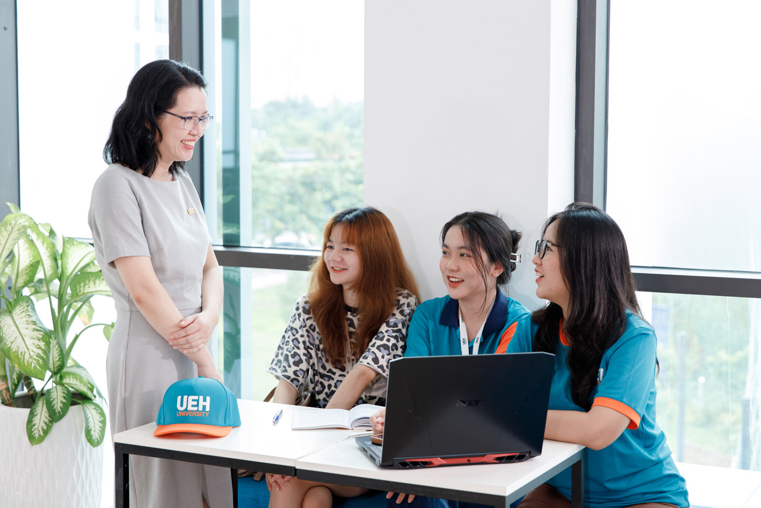 UEH luôn chủ động hỗ trợ và đồng hành cùng người học. Ảnh nhà trường cung cấp