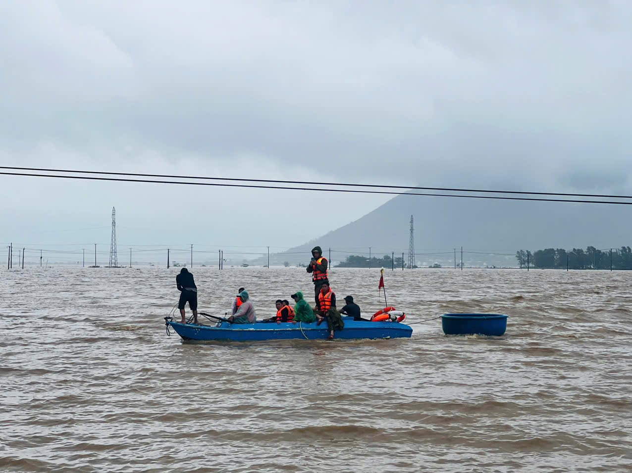 Đợt mưa, lũ bất thường, đặc biệt lớn những ngày 16/11 đến ngày 20/11/2025 tại khu vực các tỉnh, thành phố: Đà Nẵng, Gia Lai, Đắk Lắk, Khánh Hoà, Lâm Đồng gây thiệt hại rất nặng nề về người và tài sản. Ảnh: HSG