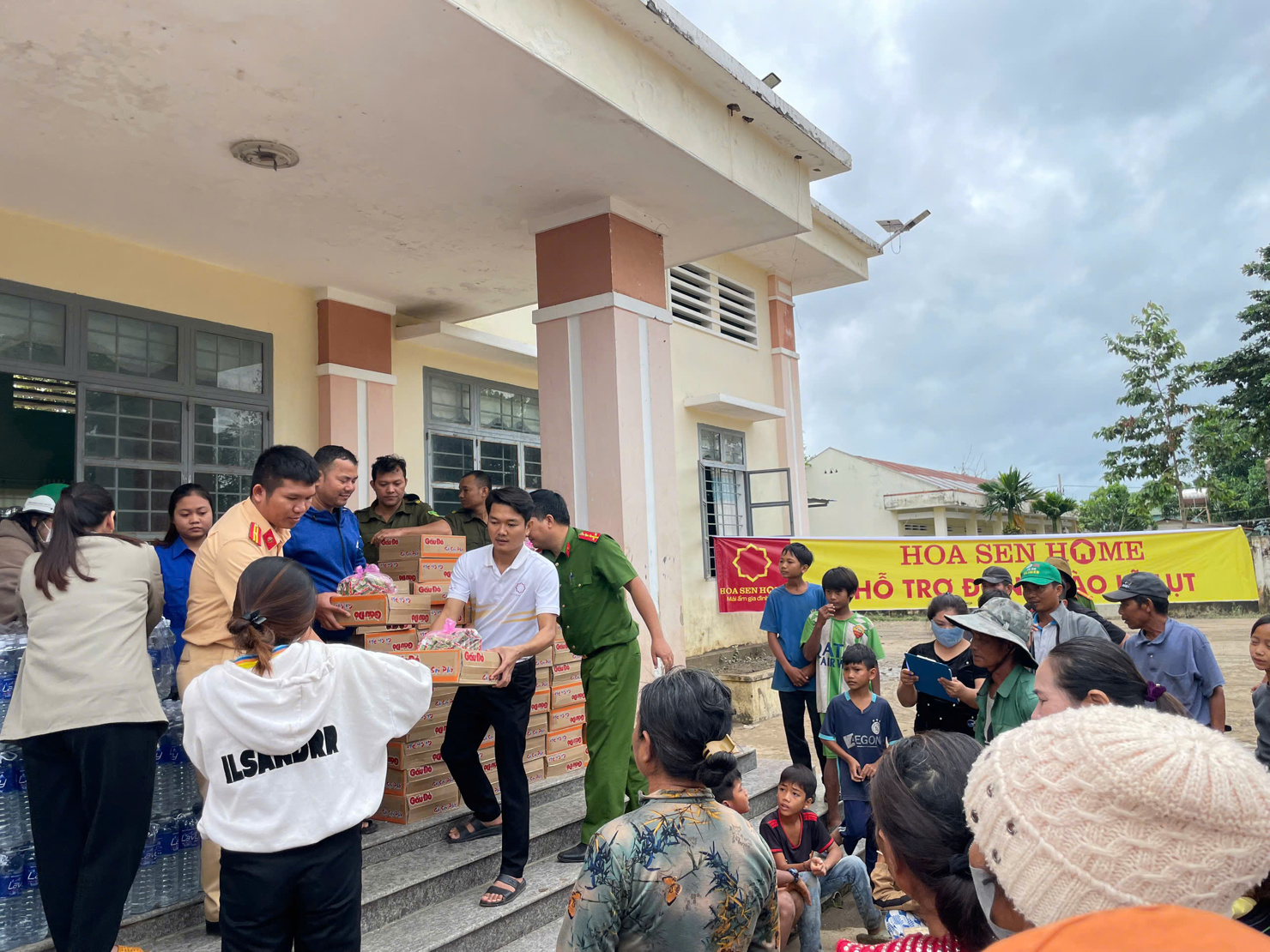 Nhiều hoạt đông cứu trợ, cung ứng hàng thiết yếu cho bà con vùng thiên tai đã được triển khai.