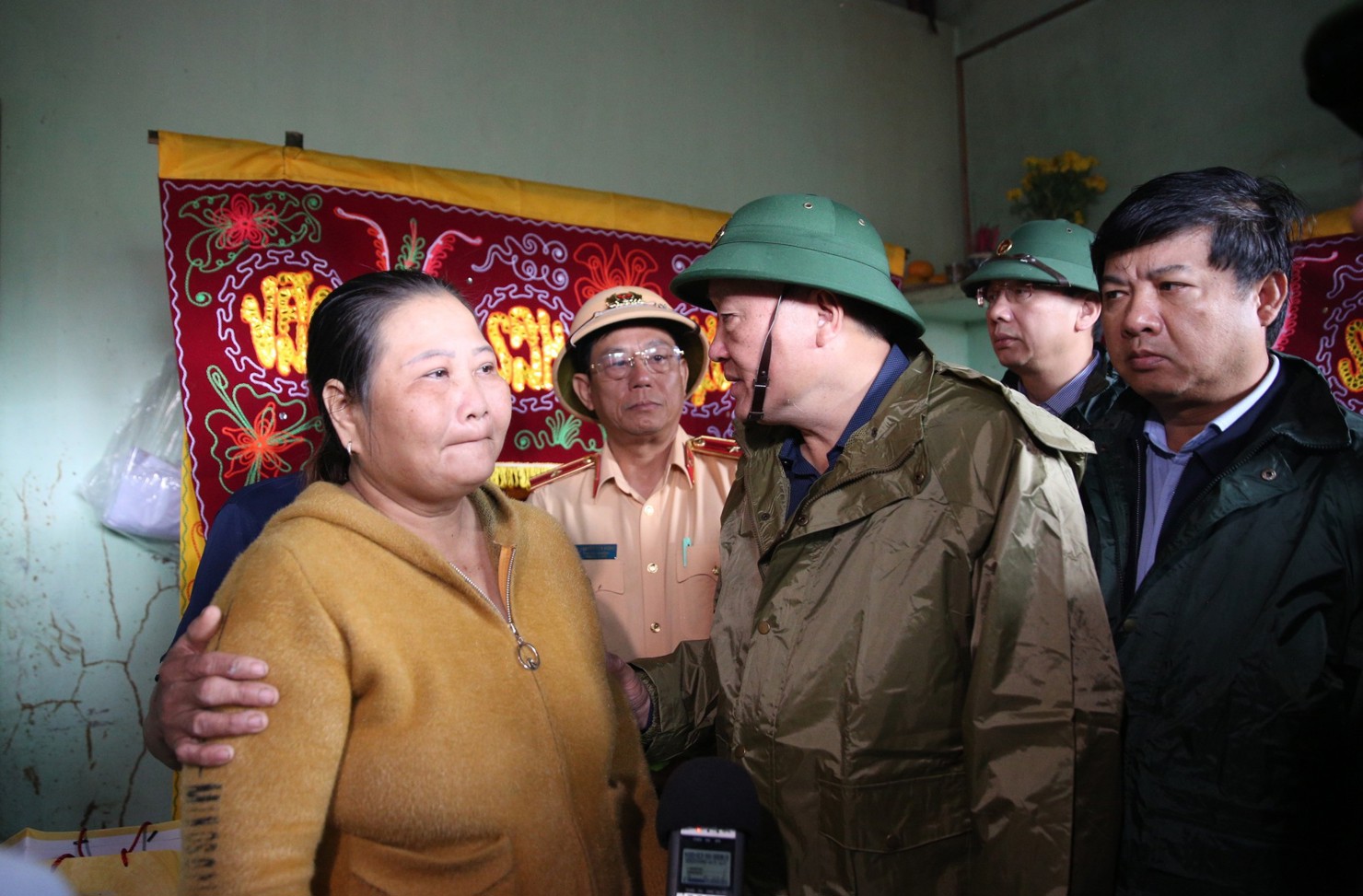 Phó Thủ tướng thăm hỏi, tặng quà, chia buồn cùng gia đình có người dân mất do mưa lũ.