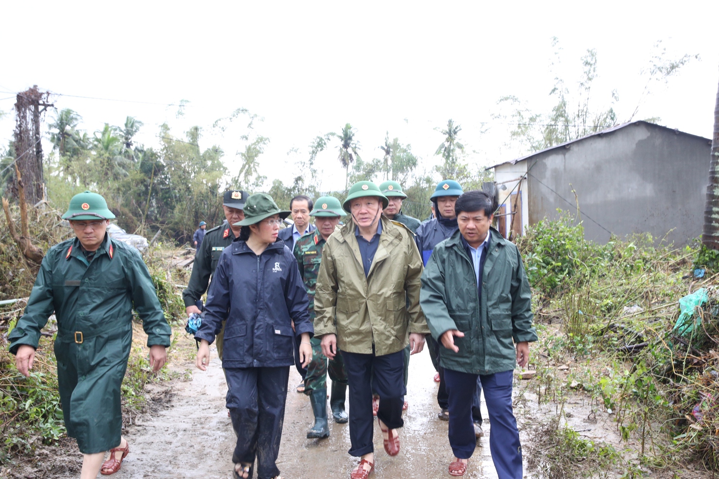 Phó Thủ tướng Chính phủ Nguyễn Hòa Bình đi thị sát vùng lũ.