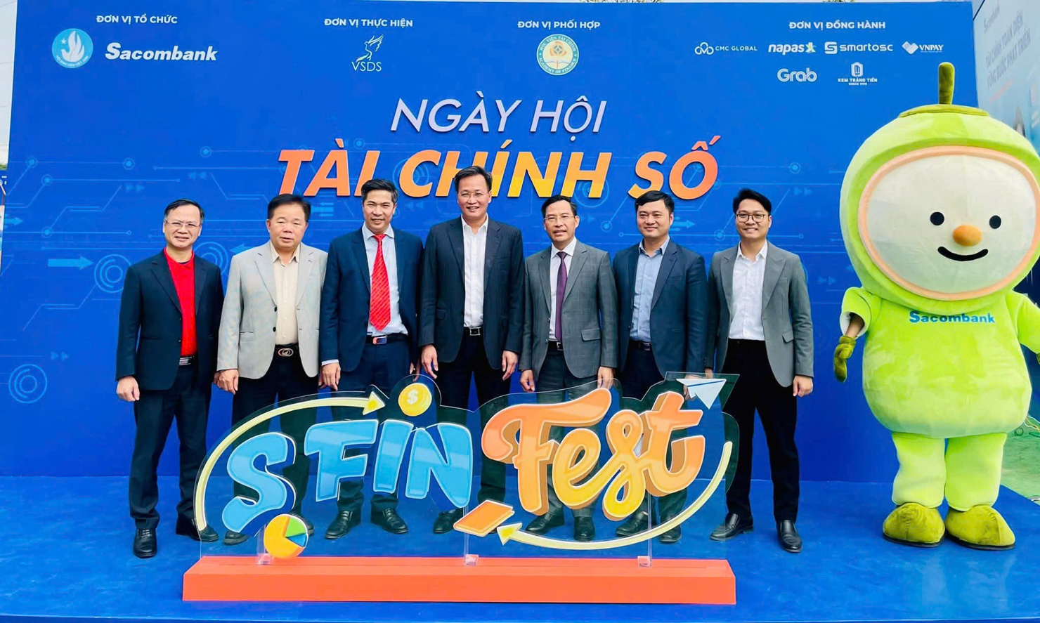 TS. Nguyễn Hữu Nghĩa (đứng giữa) - Bí thư Tỉnh ủy Hưng Yên cùng Lãnh đạo Học viện Tài chính tham dự chương trình.