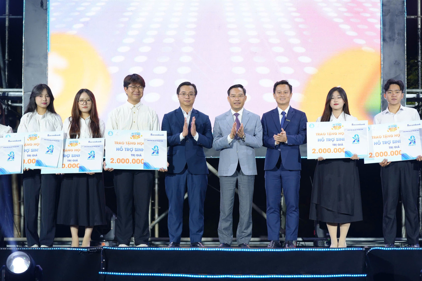 Ban Tổ chức trao 39 suất học bổng cho sinh viên tài năng.