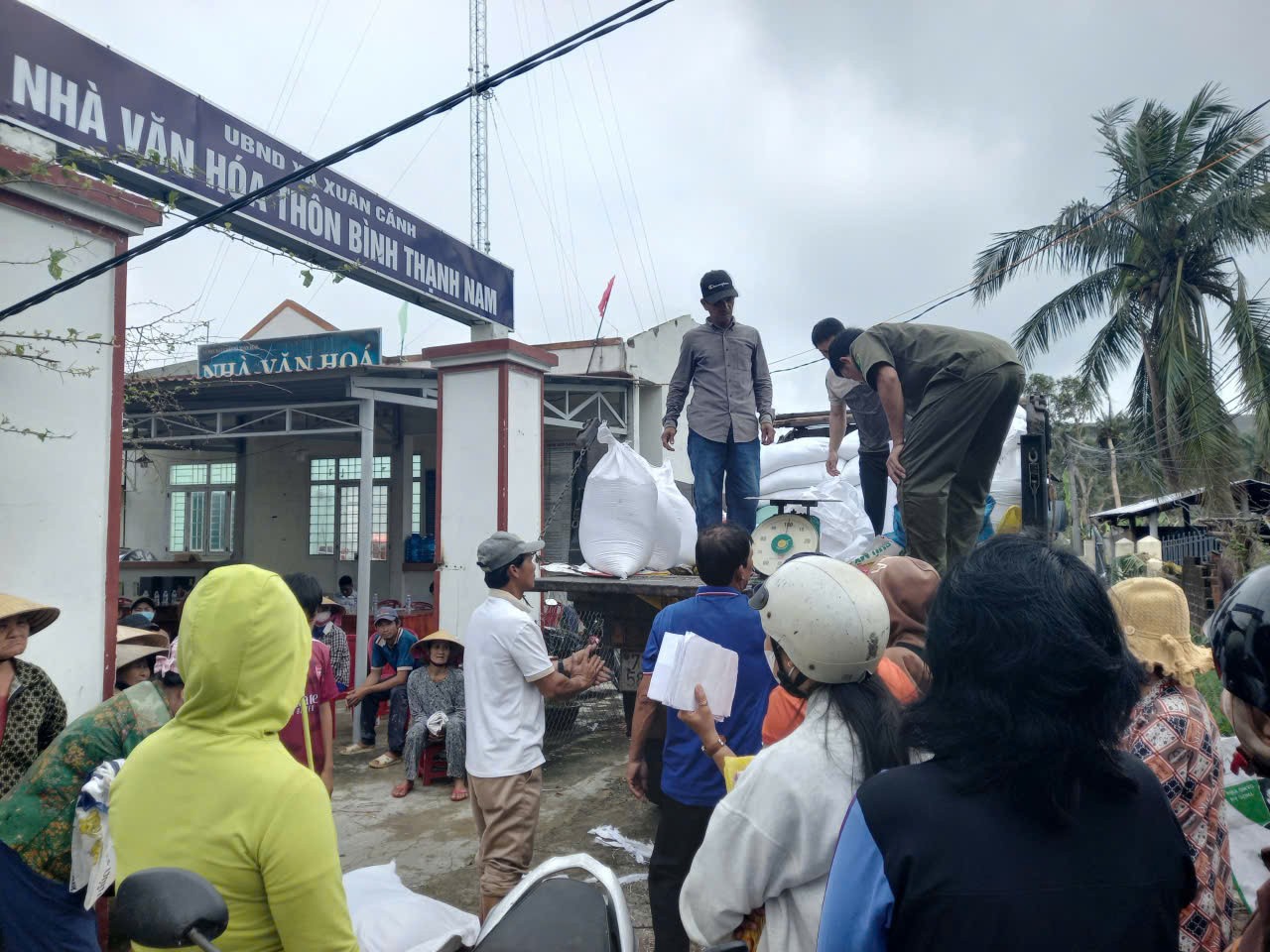 Người dân tỉnh Đắk Lắk nhận gạo dự trữ quốc gia. 