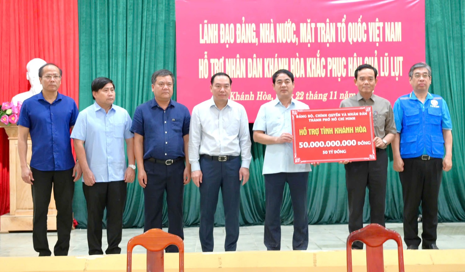 Bí thư Thành ủy TP. Hồ Chí Minh Trần Lưu Quang trao hỗ trợ nhanh 50 tỷ đồng đến Khánh Hòa. Ảnh: PT