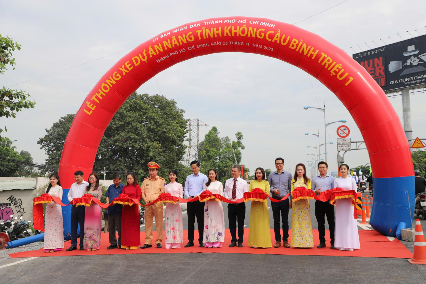 Các đại biểu thực hiện nghi thức cắt băng thông xe cầu Bình Triệu 1 vào sáng 23/11/2025. Ảnh: BTC