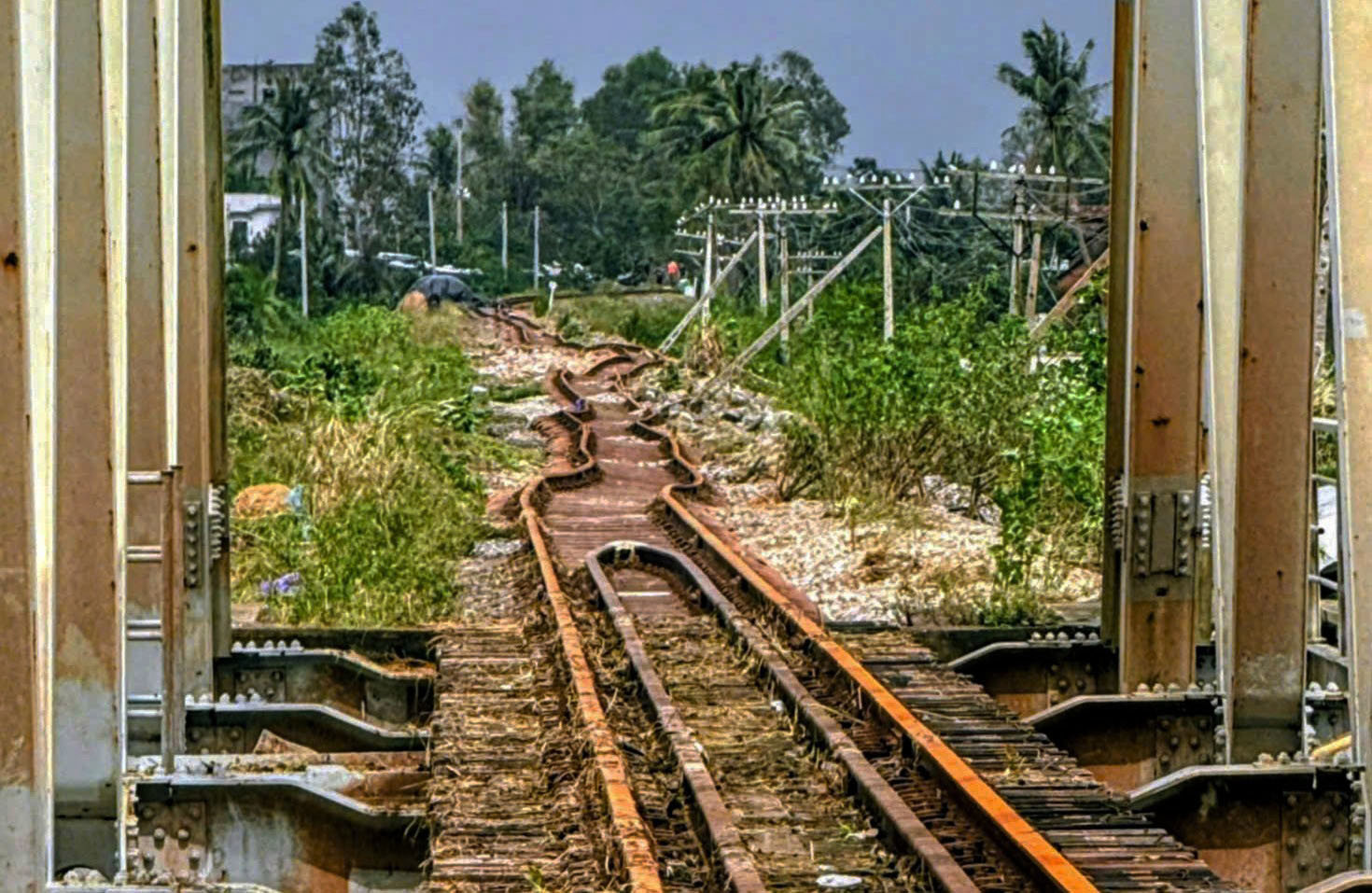 Nhiều vị trí nền đường sắt bị sạt lở, trôi nền sau mưa lũ