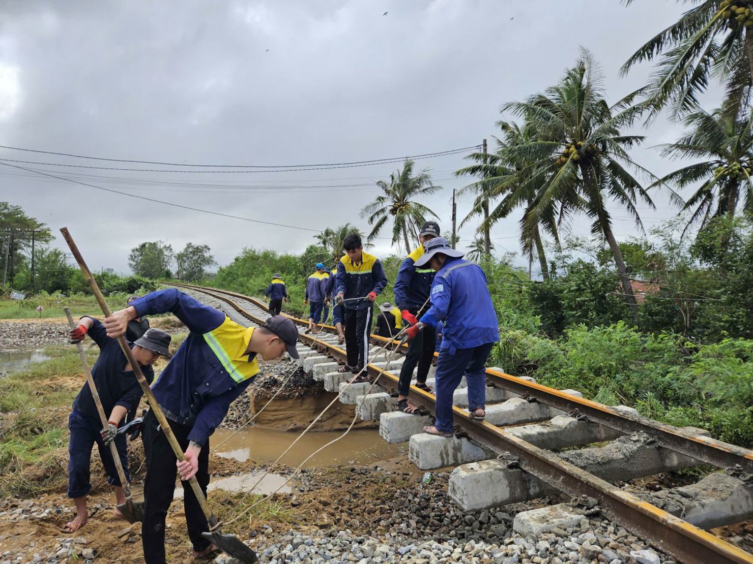 Công nhân đường sắt thi công ngày đêm để thông tàu.