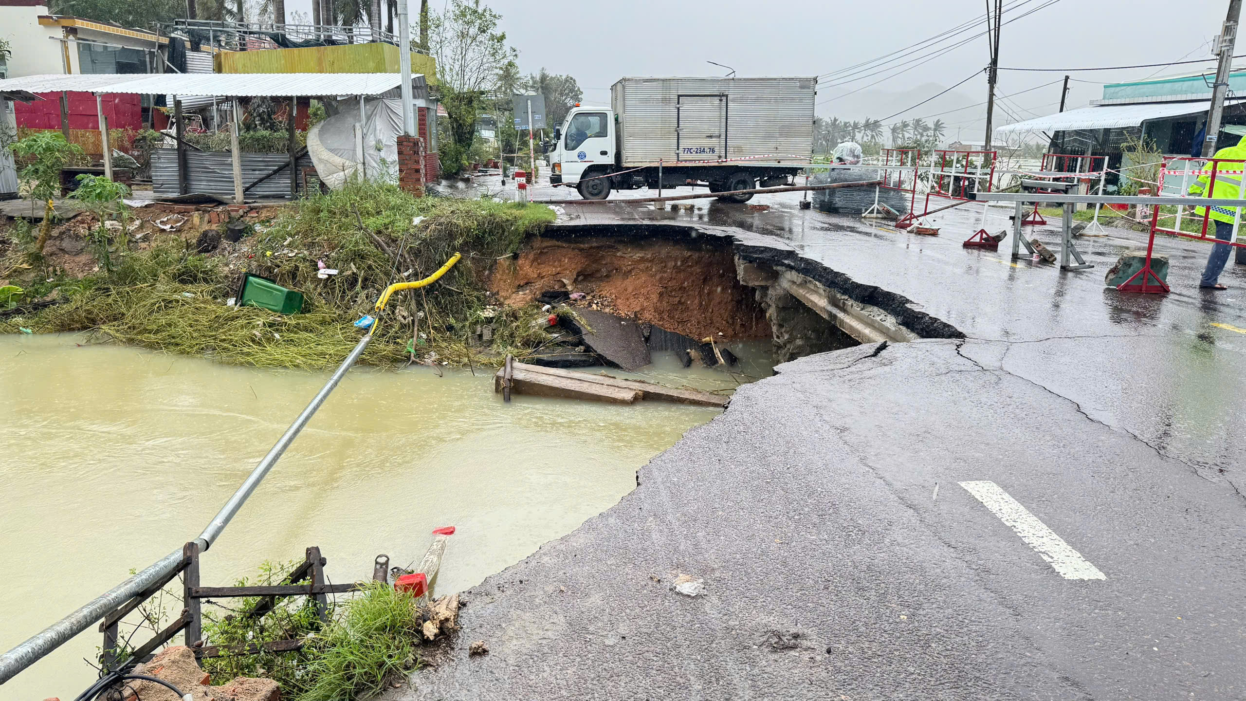 Hỗ trợ các địa phương 12.000 rọ thép khắc phục hậu quả mưa lũ