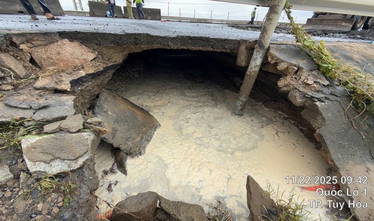 Một điểm sạt lở taluy âm trên Quốc lộ 1 qua TP. Tuy Hòa