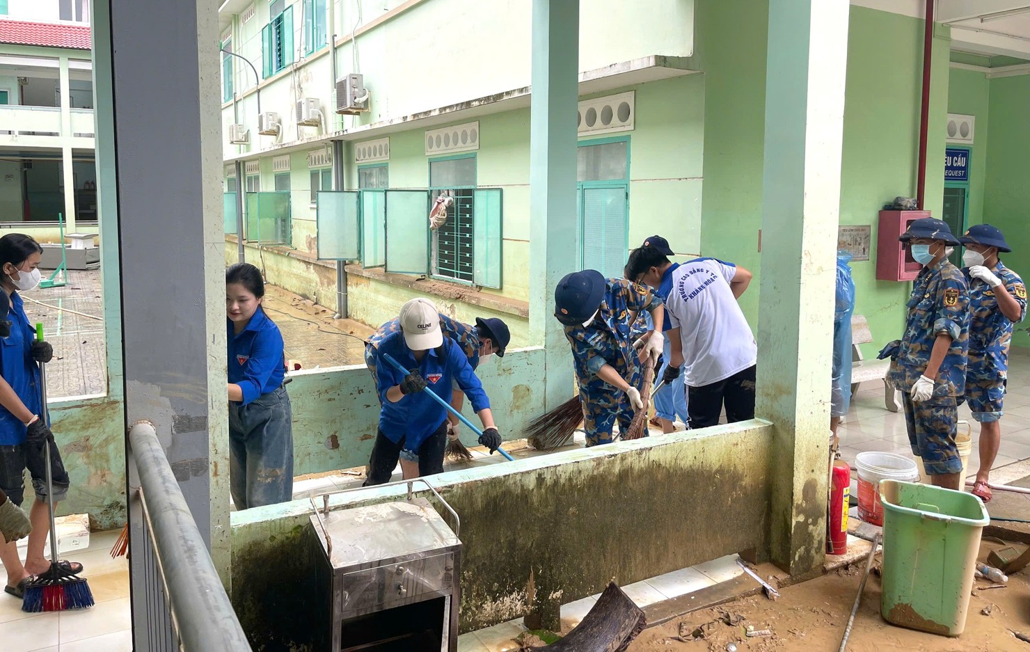 Khắc phục hậu quả sau mưa lũ tại một trường học ở Khánh Hòa. Ảnh: CT