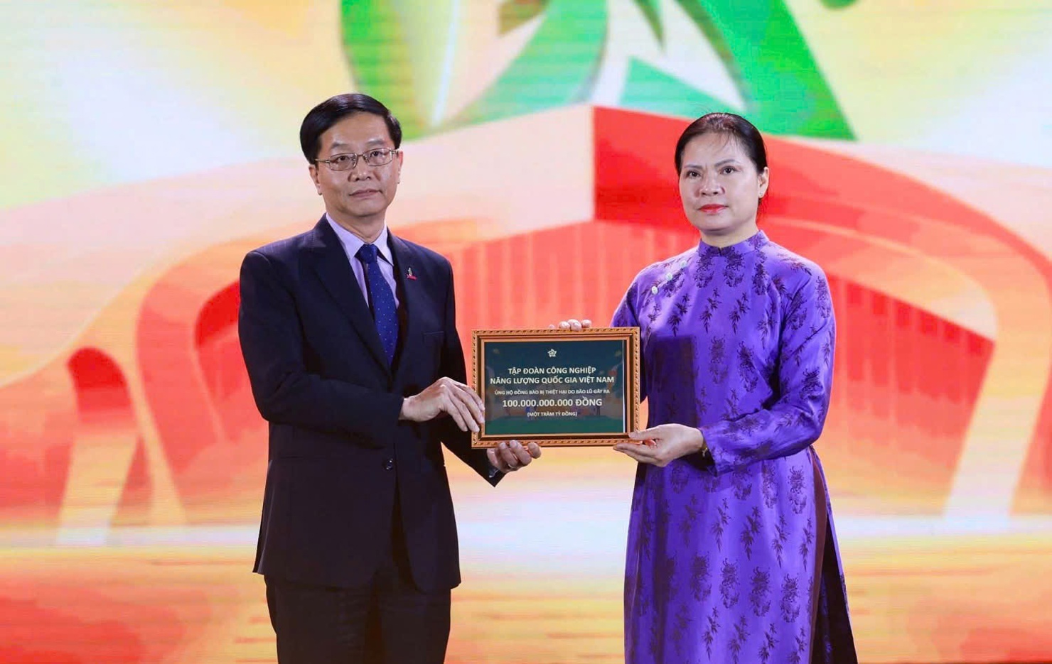 ÔngTrần Quang Dũng - Phó Bí thư thường trực Đảng ủy Petrovietnam trao biểu trưng hỗ trợ cho đồng bào bị thiệt hại do bão lũ với sự tiếp nhận của bà Hà Thị Nga - Phó Chủ tịch Ủy ban Trung ương Mặt trận Tổ quốc Việt Nam.