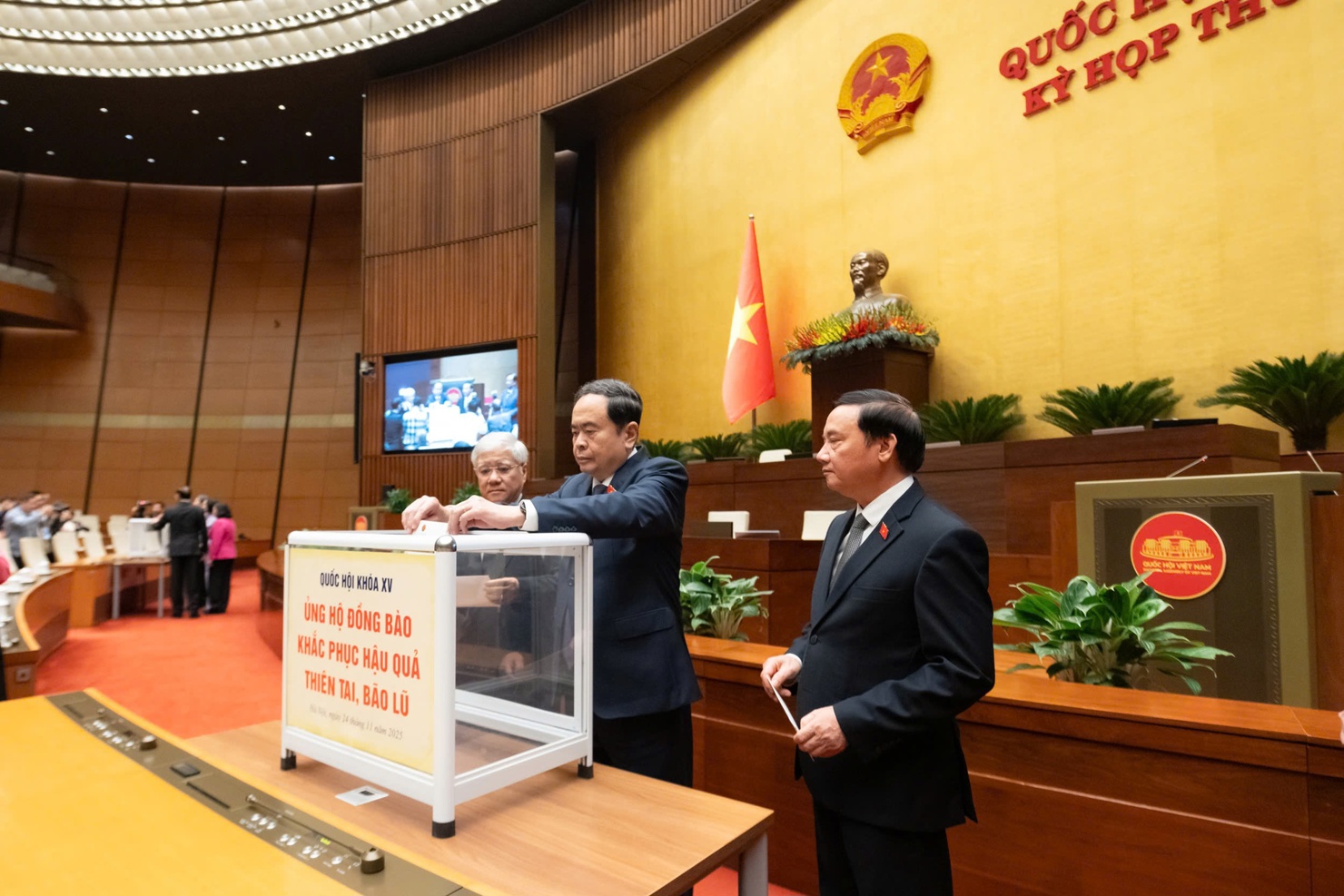 Chủ tịch Quốc hội Trần Thanh Mẫn tham gia ủng hộ đồng bào khắc phục hậu quả do thiên tai gây ra