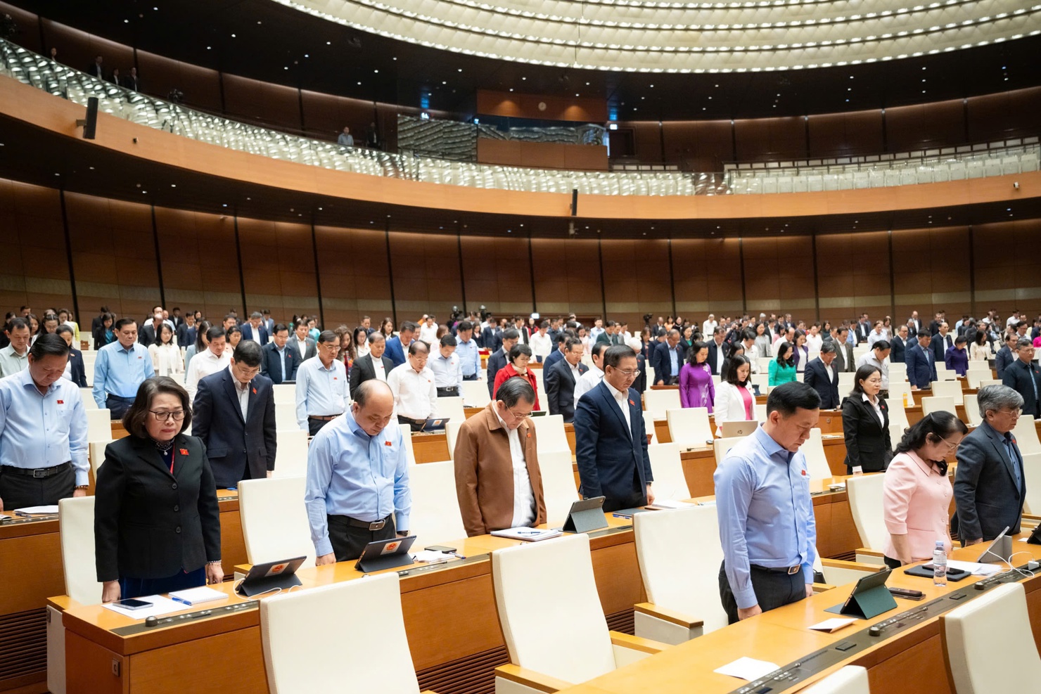 Các đại biểu Quốc hội tưởng niệm những người tử vong do thiên tai, bão lũ gây ra