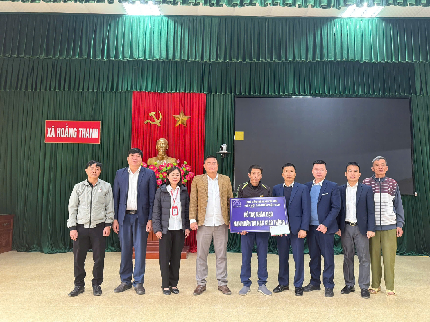 Quỹ Bảo hiểm xe cơ giới trao hỗ trợ nhân đạo tại Thanh Hóa.