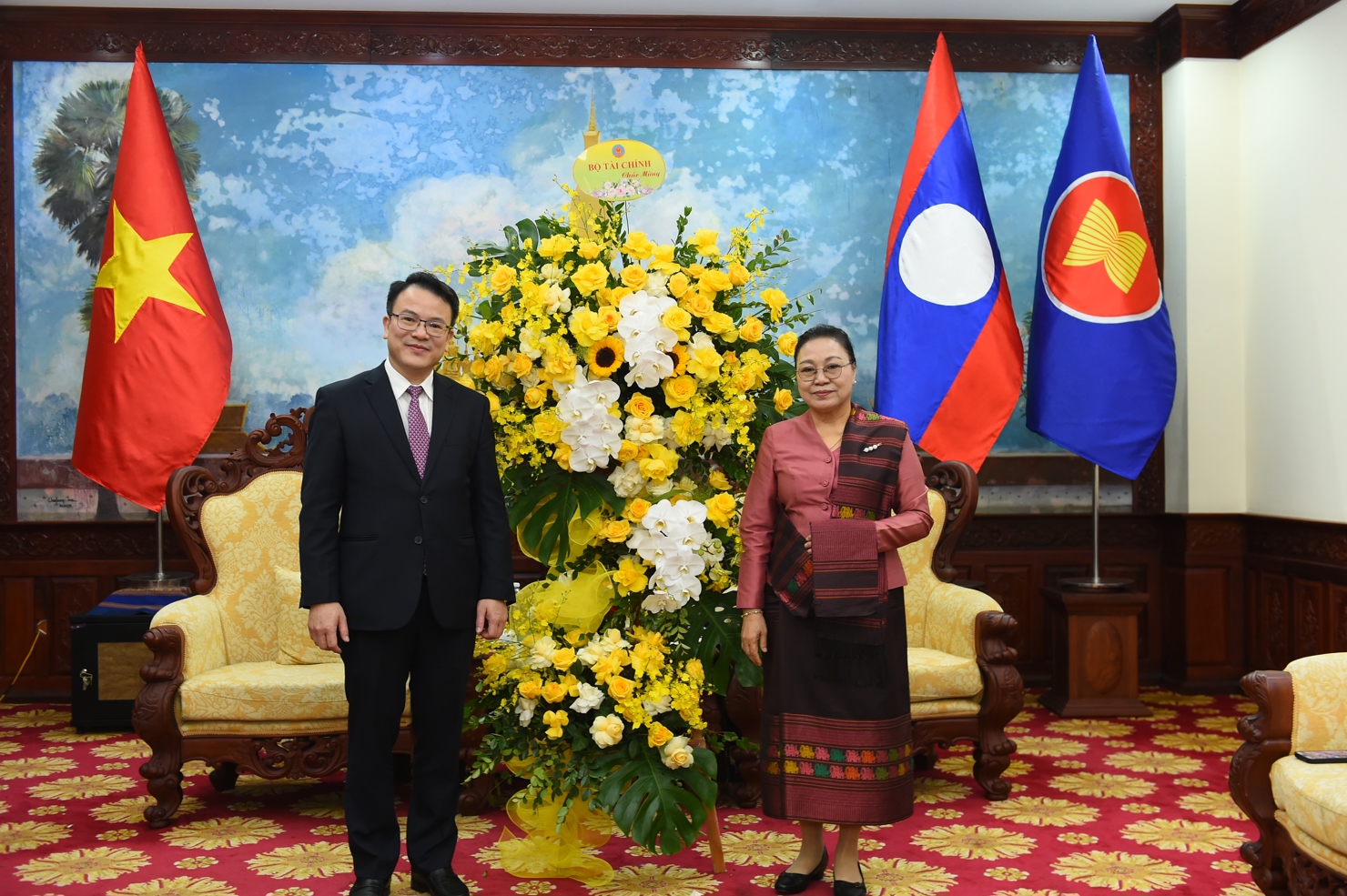 Thứ trưởng Trần Quốc Phương chụp ảnh lưu niệm cùng Đại sứ Khamphao Ernthavanh.