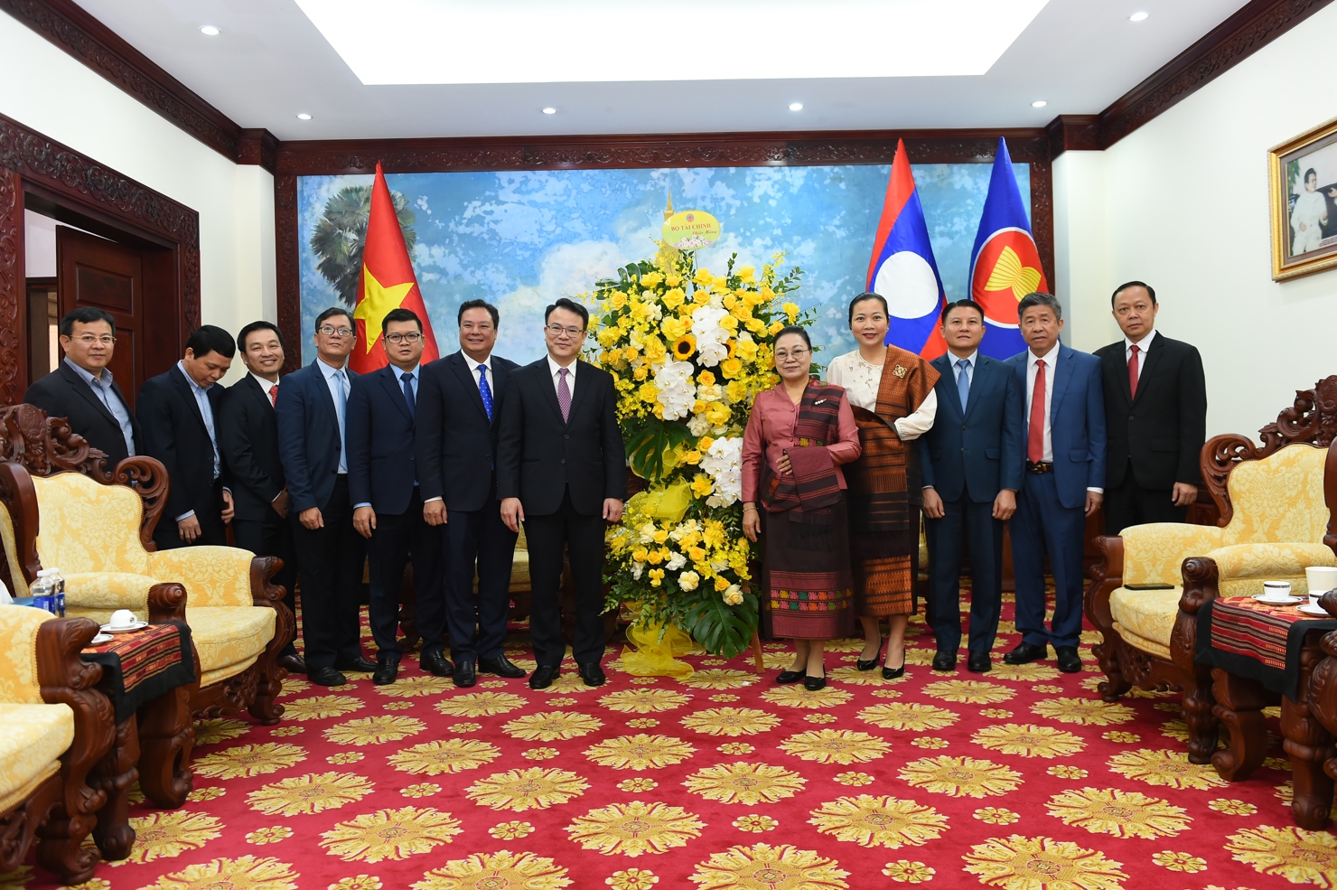 Thứ trưởng Trần Quốc Phương và đoàn đại biểu Bộ Tài chính tặng hoa chúc mừng Đại sứ quán Lào. 