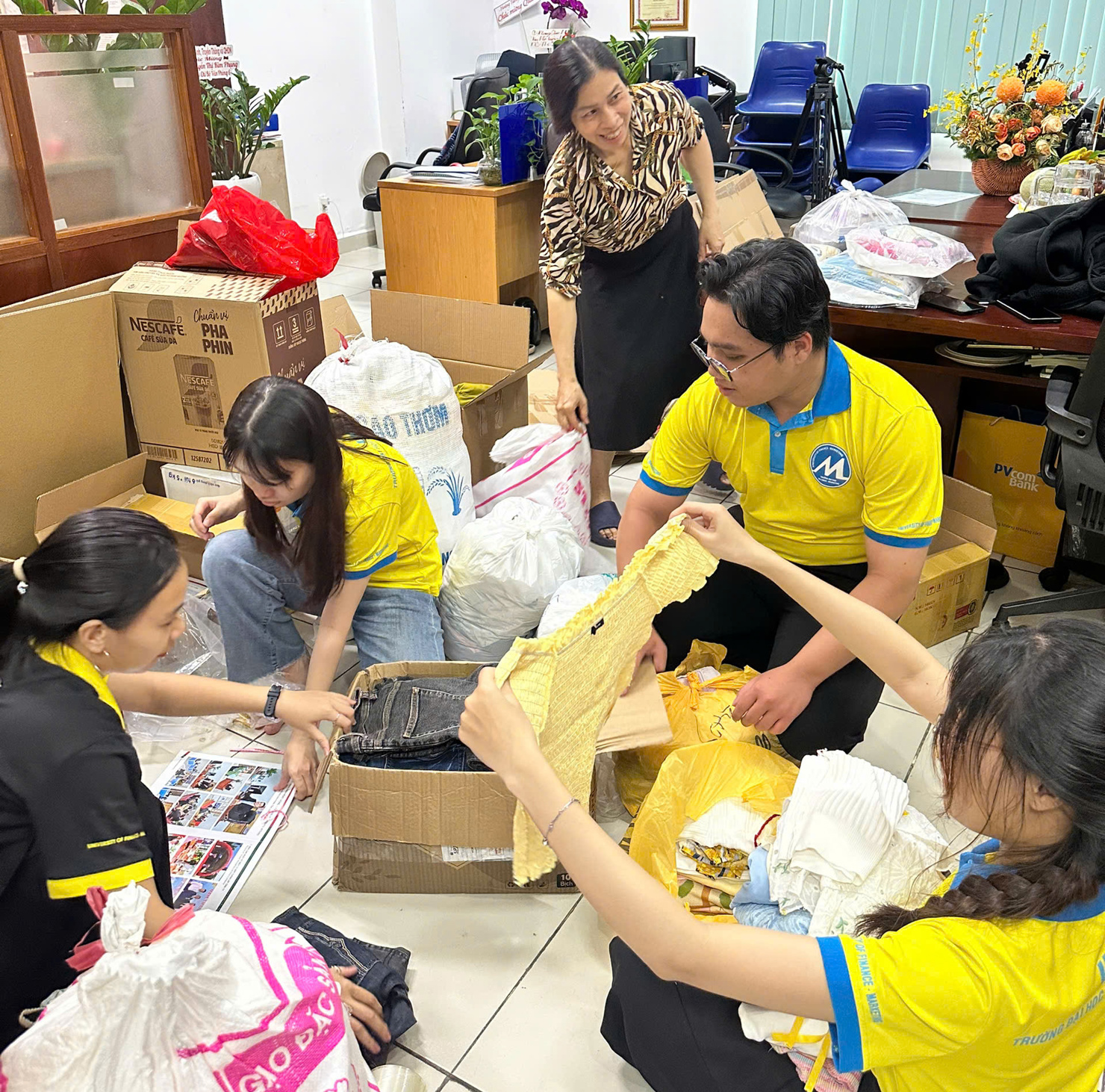 Trường Đại học Tài chính - Marketing chuẩn bị các phần quà nhu yếu phẩm để trao tặng cho học sinh các trường bị ảnh hưởng bởi mưa lũ.